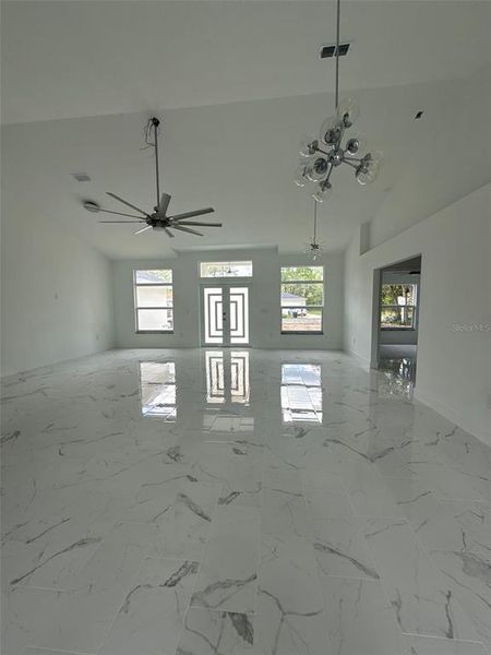 Spacious, unfurnished interior of a new home in , Ocala (Image 5).