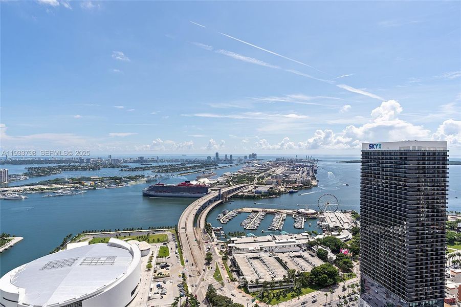 Condo located in Miami, FL showcasing its design and architecture (Image 3).