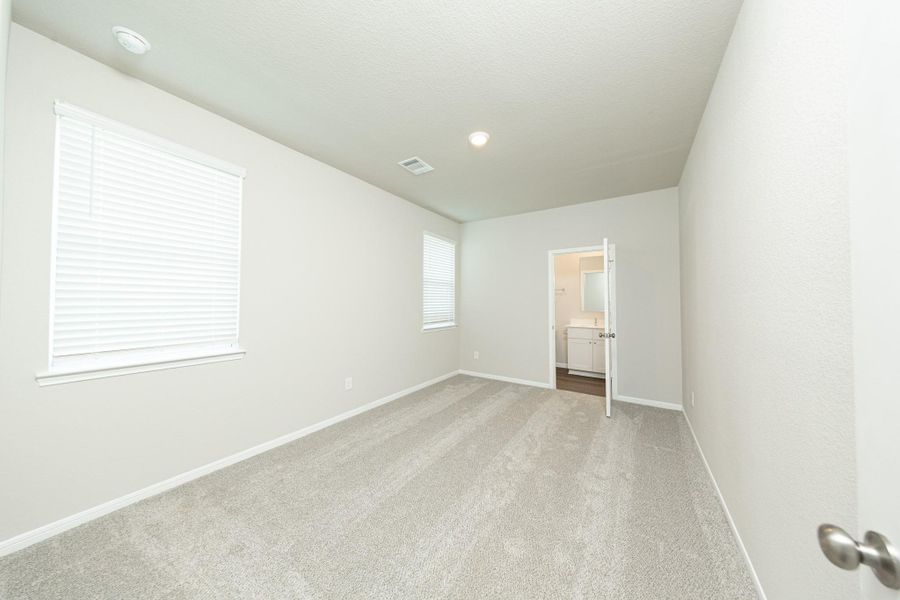 Spacious, unfurnished interior of a new home in Bammel Oaks, Houston (Image 12).