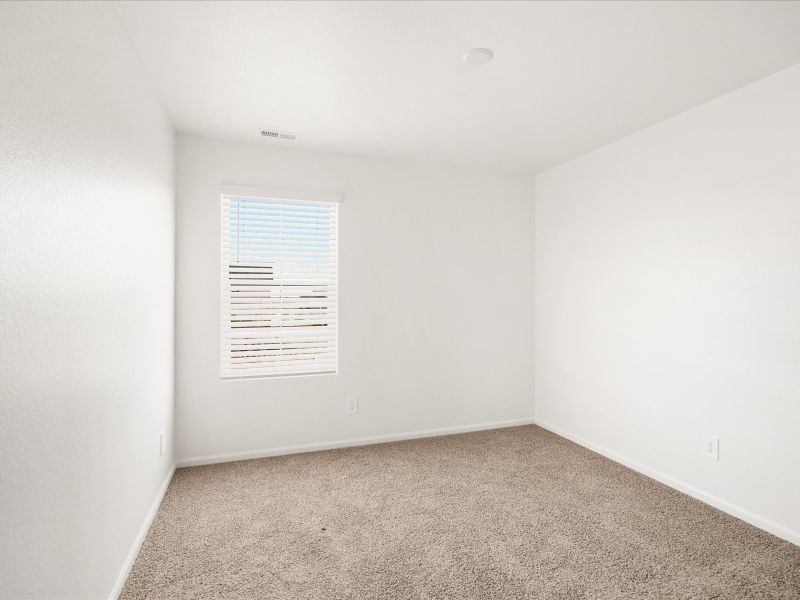 Spacious, unfurnished interior of a new home in Skyview at High Point, Aurora (Image 10).