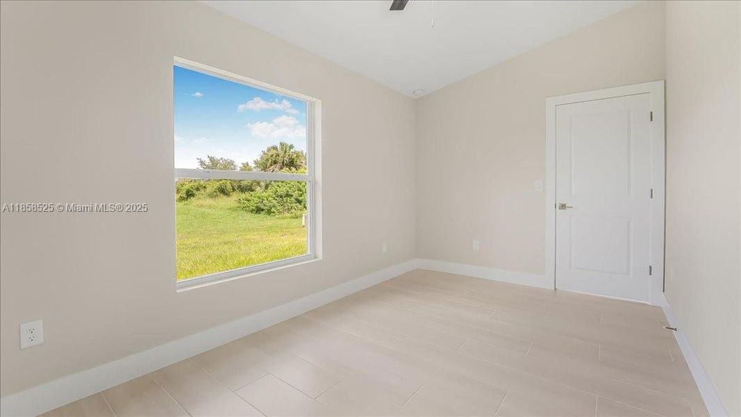 Spacious, unfurnished interior of a new home in , Lehigh Acres (Image 11).