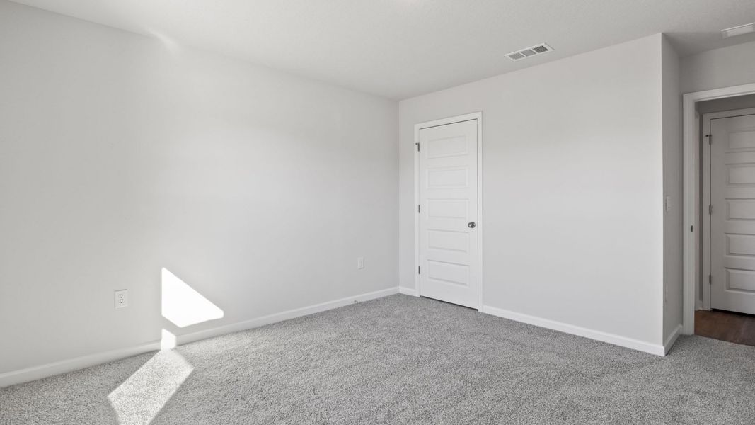 Spacious, unfurnished interior of a new home in Sunny Hills, Chipley (Image 13).