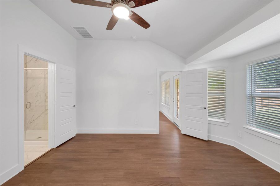 Spacious, unfurnished interior of a new home in Sorella, Tomball (Image 32).
