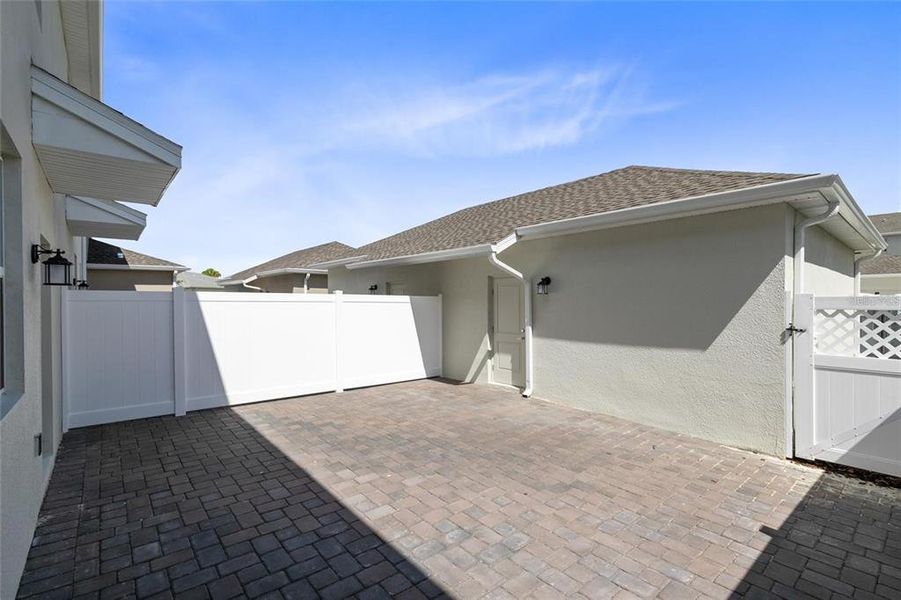 Exterior details and patio area of a home in , Winter Garden (Image 3).