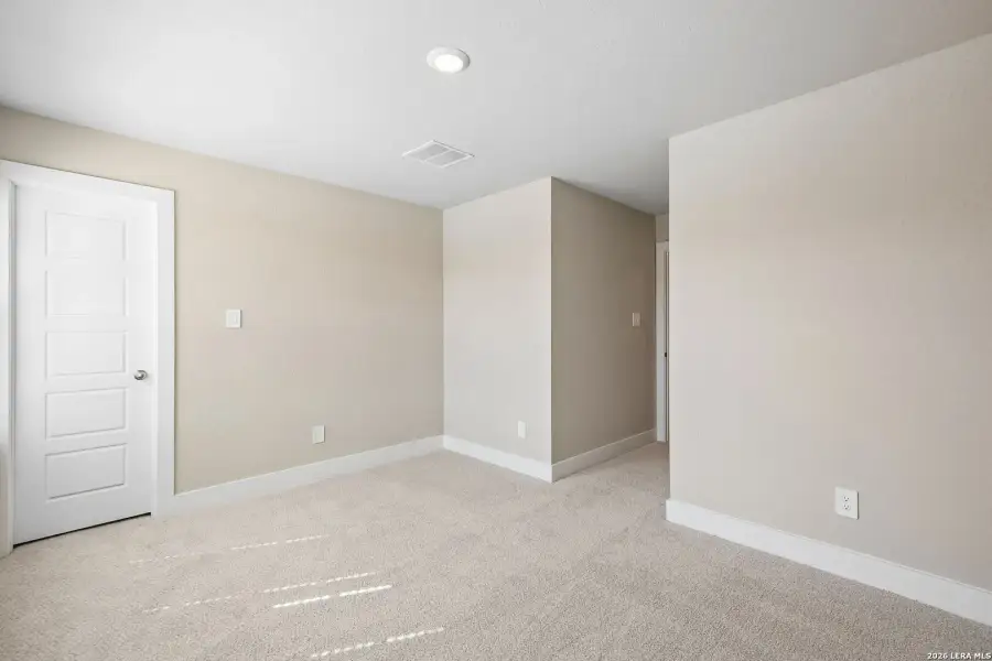 Spacious, unfurnished interior of a new home in Comanche Ridge, San Antonio (Image 26).