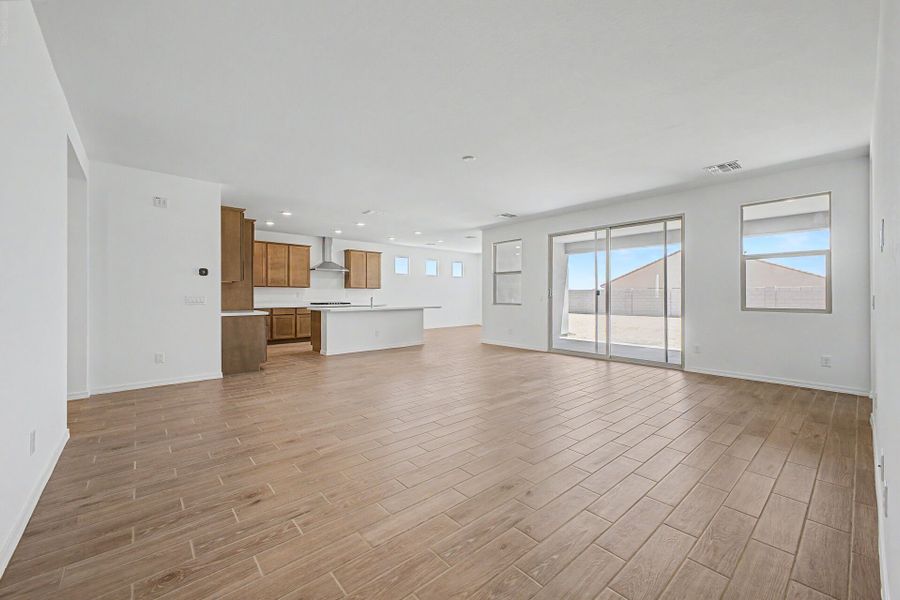 Spacious, unfurnished interior of a new home in White Tank Vistas, Waddell (Image 8).