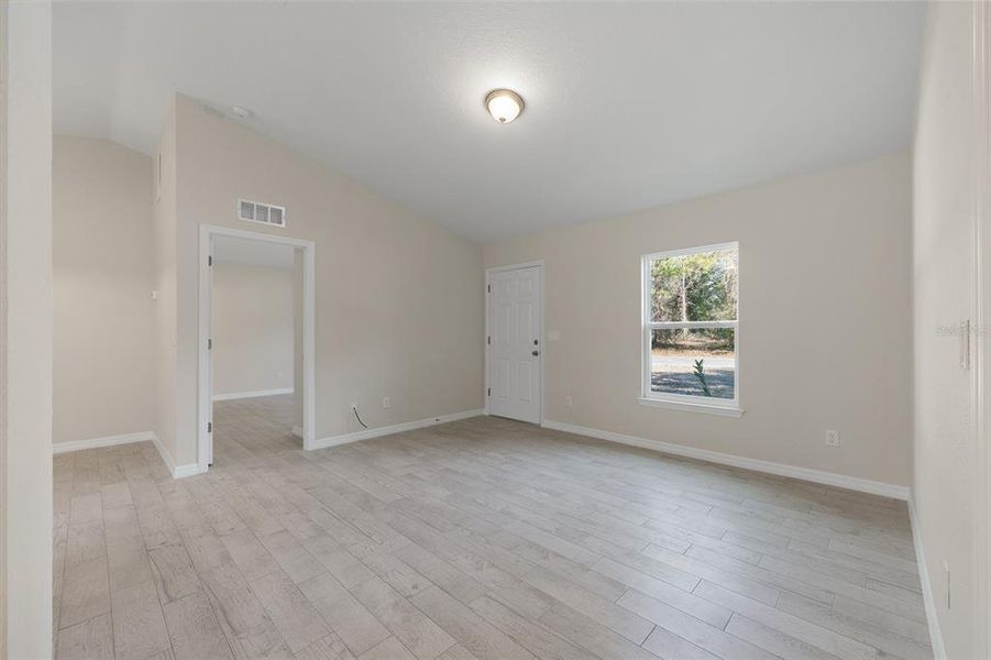 Spacious, unfurnished interior of a new home in , Ocala (Image 16).