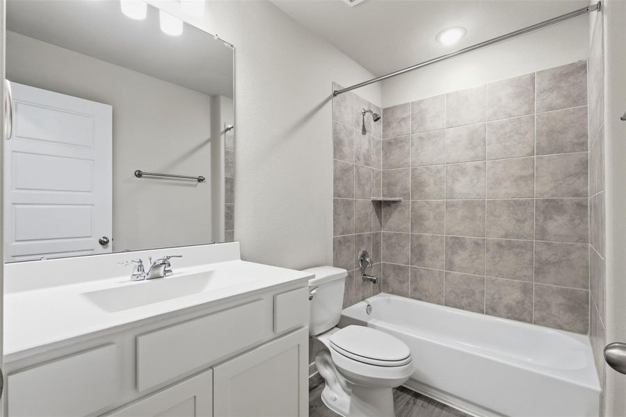 Furnished interior view inside a new home in , Baytown (Image 9).