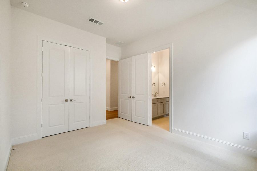 Spacious, unfurnished interior of a new home in Evergreen 70', Conroe (Image 20).