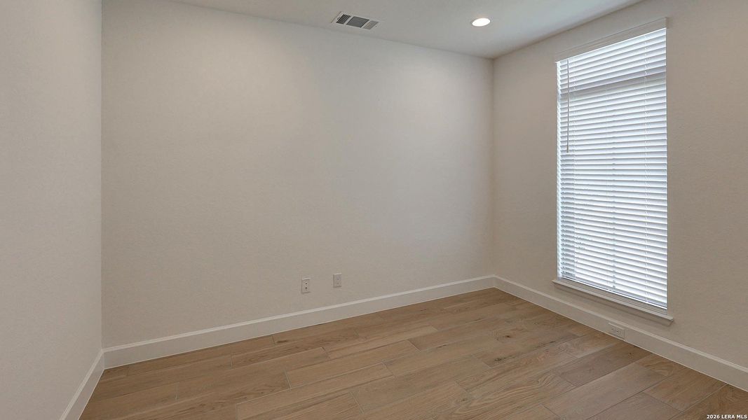 Spacious, unfurnished interior of a new home in Ladera, San Antonio (Image 17).