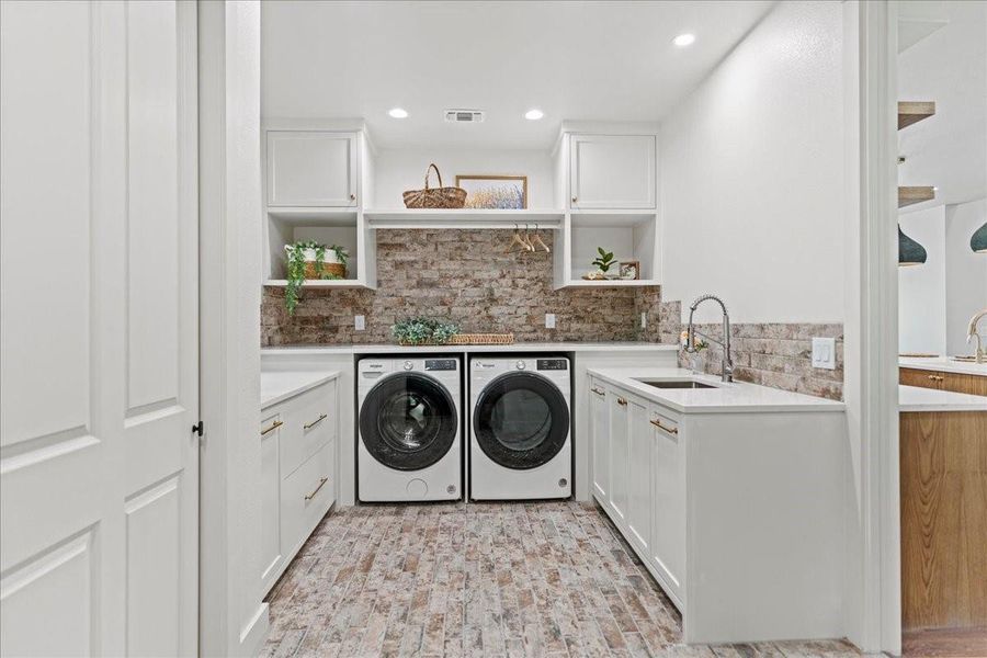 Furnished interior view inside a new home in , Wimberley (Image 15).