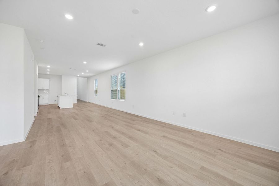 Spacious, unfurnished interior of a new home in Mavera, Conroe (Image 23).