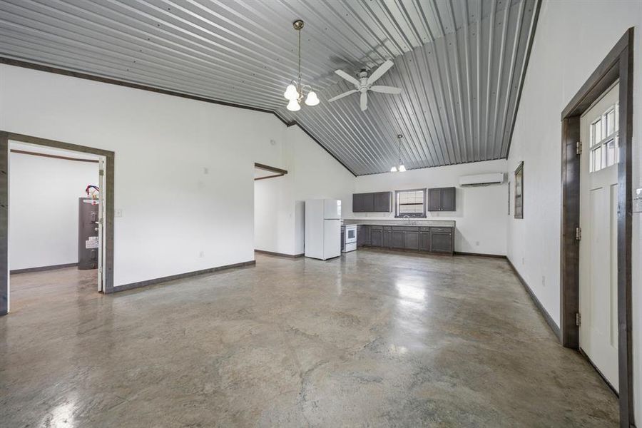 Spacious, unfurnished interior of a new home in , Walnut Springs (Image 10).