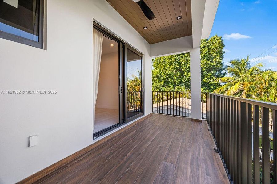 Exterior details and patio area of a home in , Fort Lauderdale (Image 34).