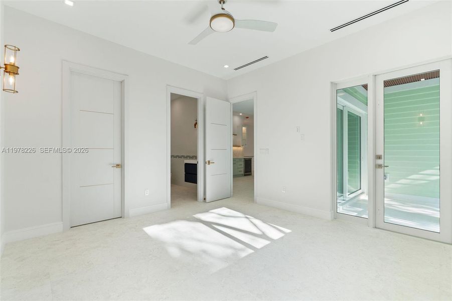 Spacious, unfurnished interior of a new home in , Islamorada, Village of Islands (Image 72).