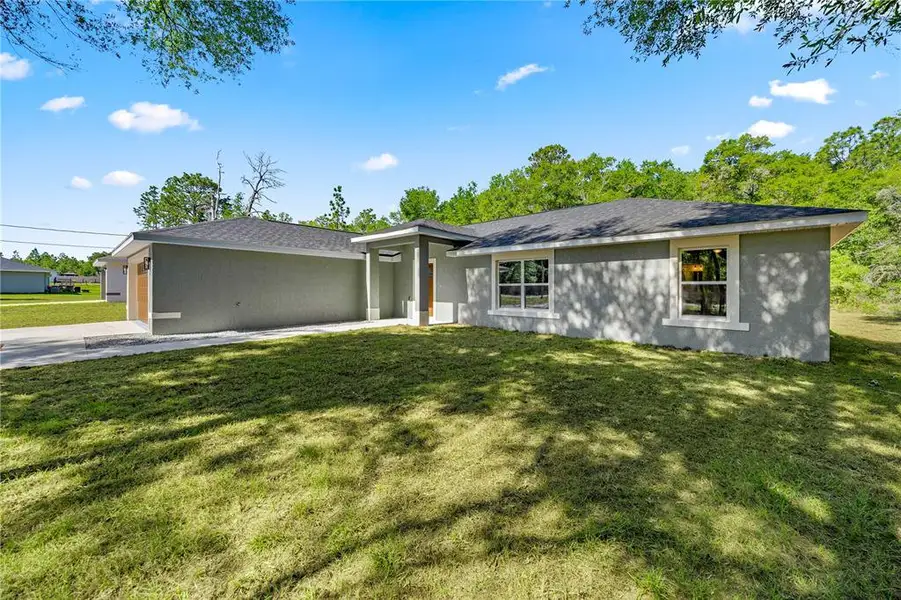 Exterior details and patio area of a home in , Dunnellon (Image 3).