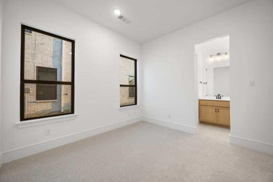 Spacious, unfurnished interior of a new home in Heath Golf and Yacht Club, Heath (Image 43).