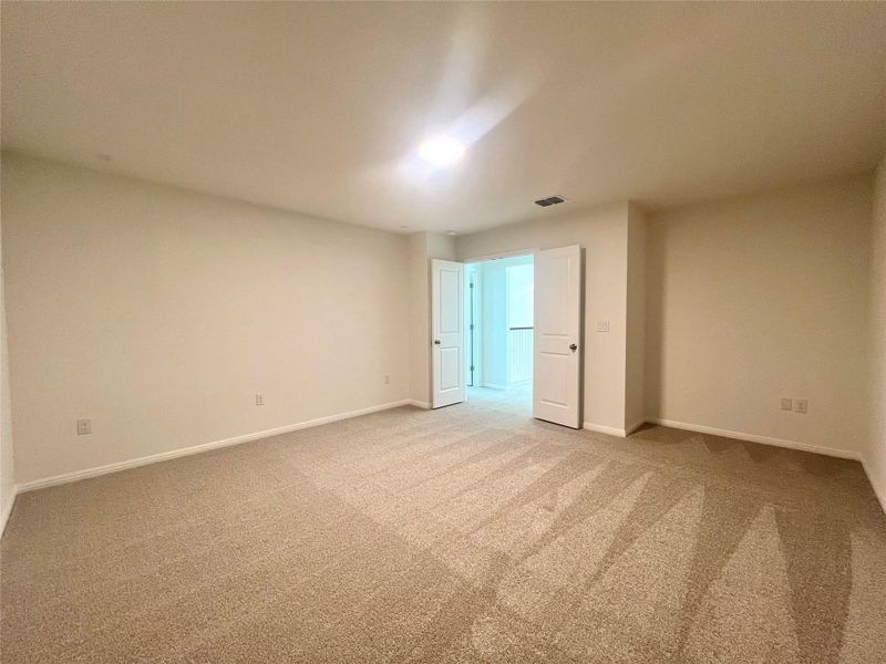 Spacious, unfurnished interior of a new home in Porter Country, Buda (Image 8).