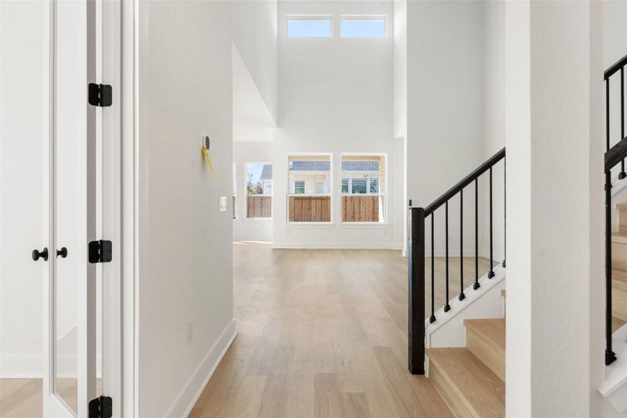 Spacious, unfurnished interior of a new home in Persimmon, Buda (Image 11).