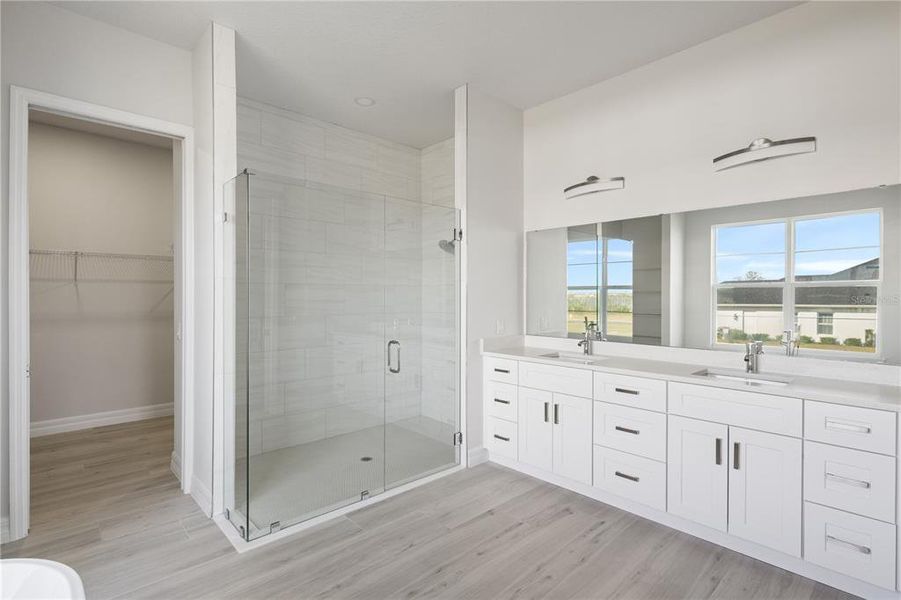 Furnished interior view inside a new home in , Lake Alfred (Image 8).