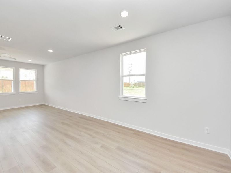 Spacious, unfurnished interior of a new home in Spring Branch Crossing, Conroe (Image 16).