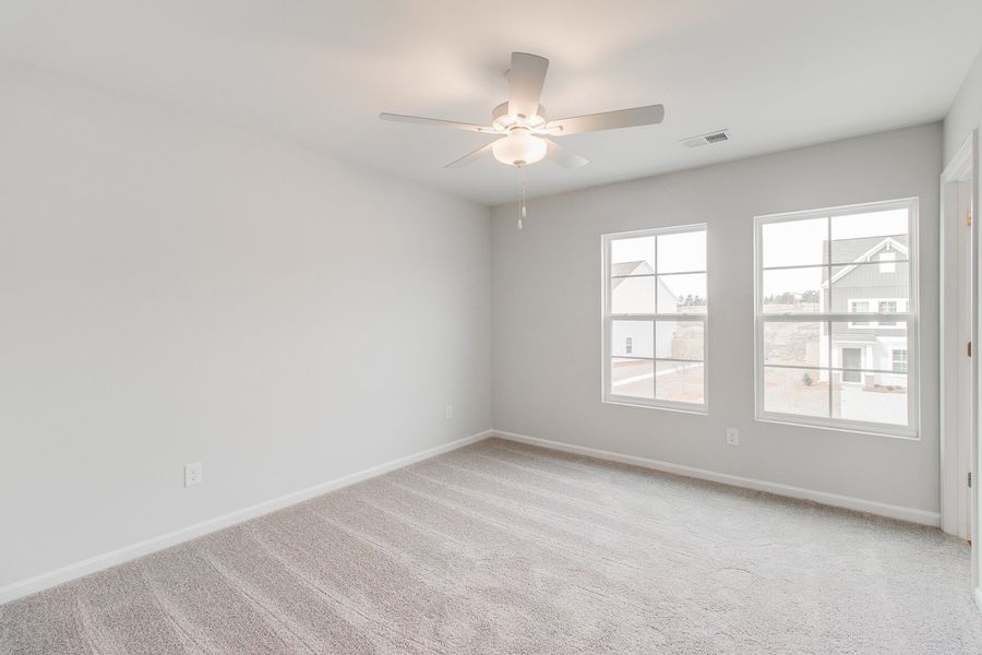 Spacious, unfurnished interior of a new home in Astoria, Columbia (Image 17).
