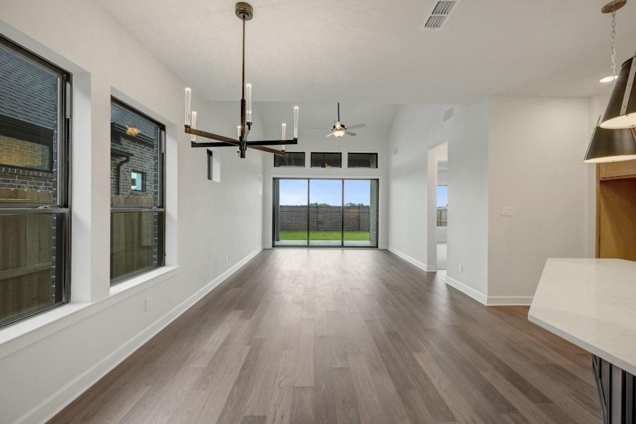 Spacious, unfurnished interior of a new home in Sienna - Grove Collection, Missouri City (Image 29).