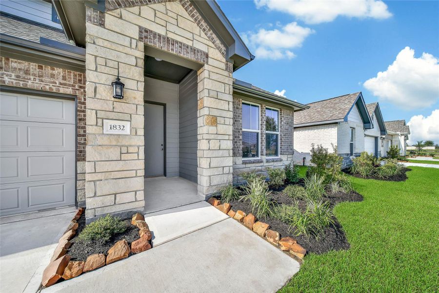 Exterior details and patio area of a home in , Rosharon (Image 20).