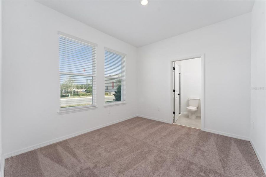 Spacious, unfurnished interior of a new home in , Winter Garden (Image 20).