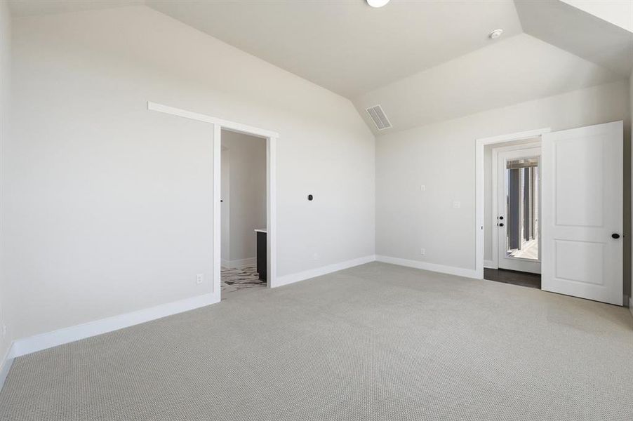 Spacious, unfurnished interior of a new home in Ridge Crossing, Waxahachie (Image 16). Spacious, unfurnished interior of a new home in Ridge Crossing, Waxahachie (Image 16).