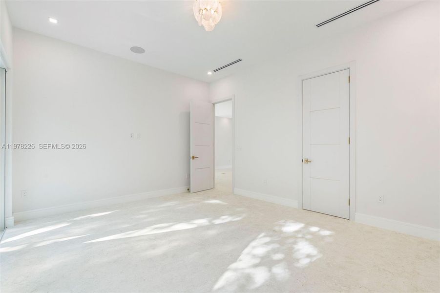 Spacious, unfurnished interior of a new home in , Islamorada, Village of Islands (Image 24).