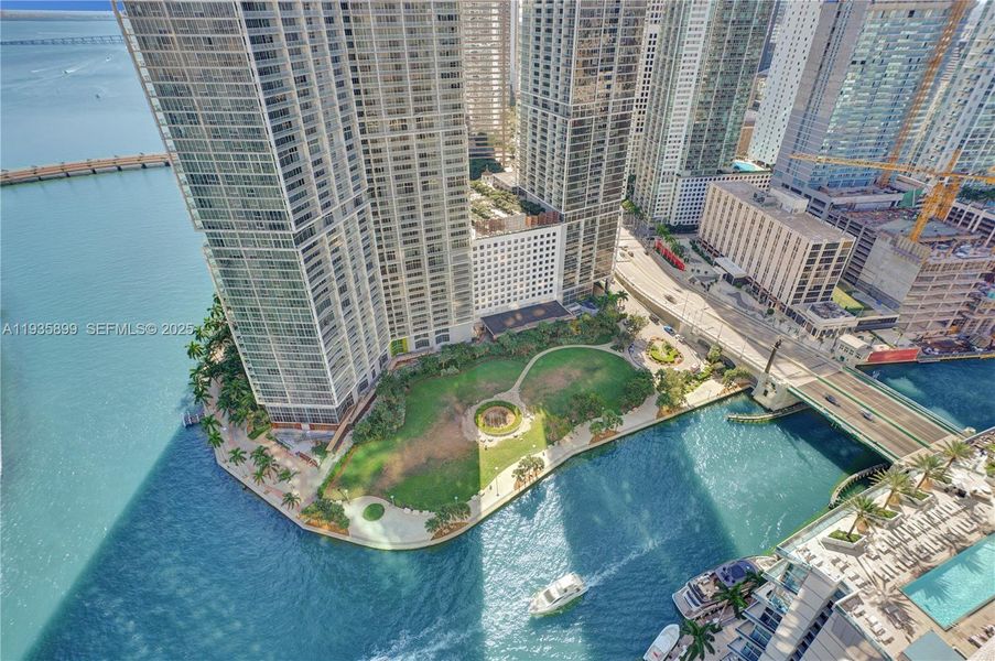 Condo located in Miami, FL showcasing its design and architecture (Image 43).