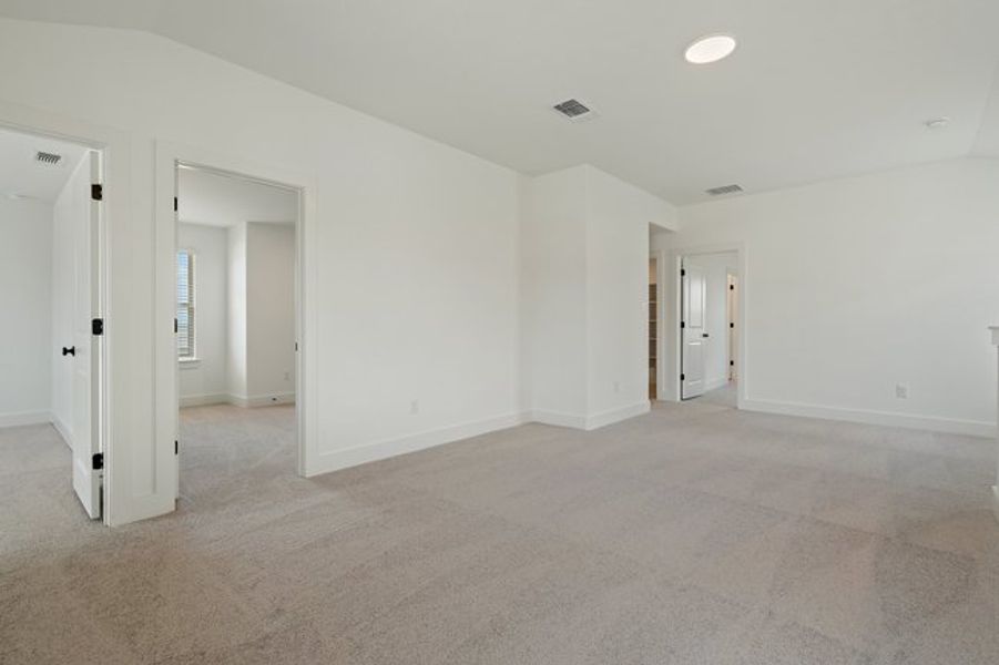 Spacious, unfurnished interior of a new home in Crosswinds, Kyle (Image 13).