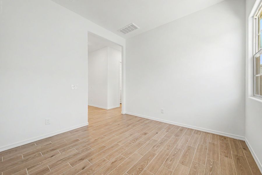 Spacious, unfurnished interior of a new home in Las Ventanas - RV Collection, Goodyear (Image 10).