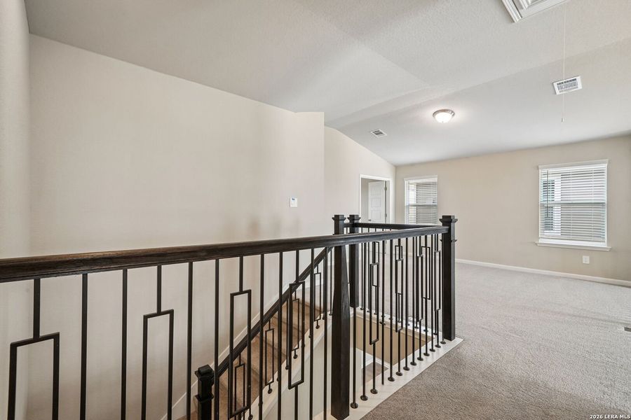 Spacious, unfurnished interior of a new home in Thomas Pond, San Antonio (Image 20).