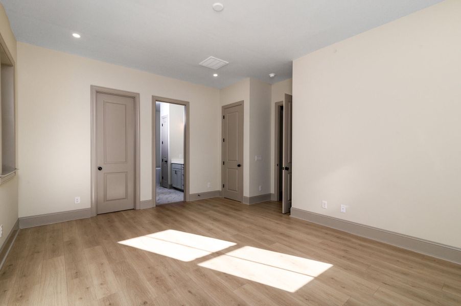 Spacious, unfurnished interior of a new home in , Charleston (Image 30).