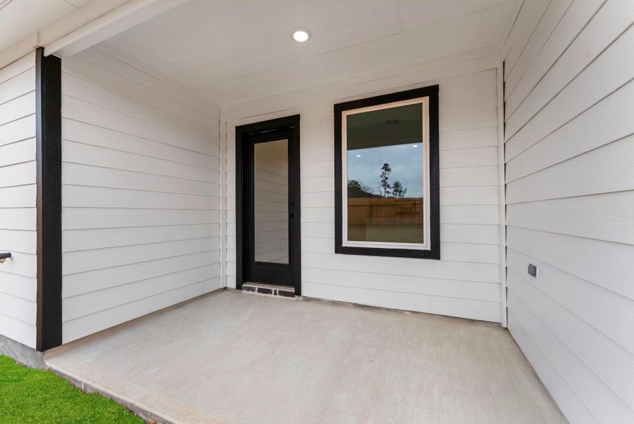 Exterior details and patio area of a home in Chapel Lakes, Montgomery (Image 29).