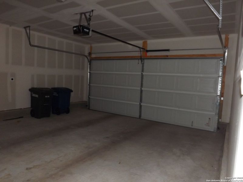 Spacious, unfurnished interior of a new home in Salado Creek, San Antonio (Image 24). Spacious, unfurnished interior of a new home in Salado Creek, San Antonio (Image 24).