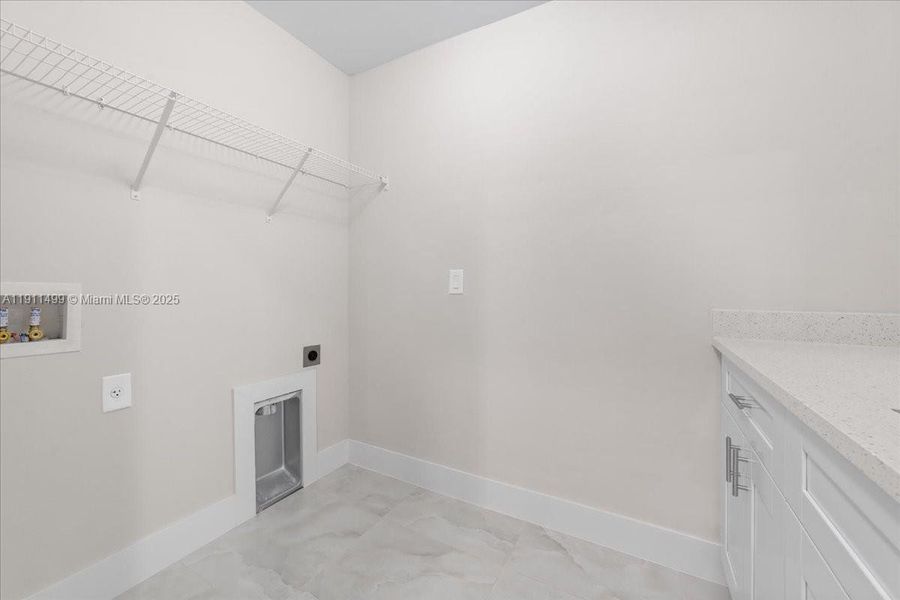 Spacious, unfurnished interior of a new home in , Lehigh Acres (Image 13).