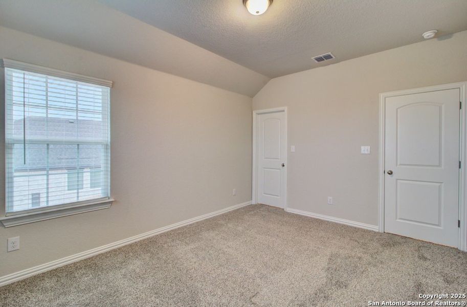 Spacious, unfurnished interior of a new home in Meyer Ranch - Enclave, New Braunfels (Image 30).