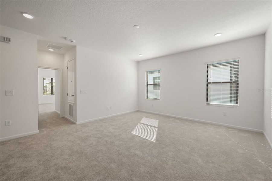 Spacious, unfurnished interior of a new home in , Orlando (Image 30).