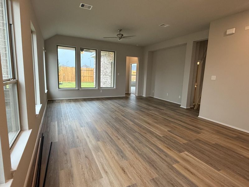 Spacious, unfurnished interior of a new home in Valencia, Manvel (Image 10).