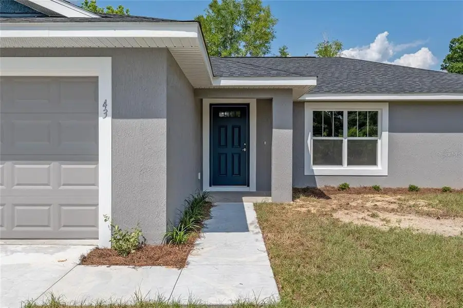 Exterior details and patio area of a home in , Ocala (Image 4).