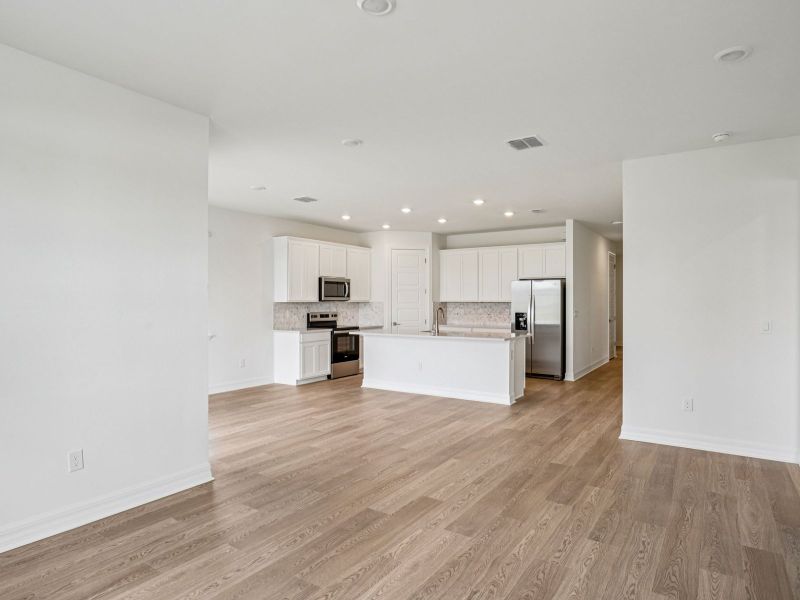 Spacious, unfurnished interior of a new home in Crescent Lakes - Reserve Series, Punta Gorda (Image 10).