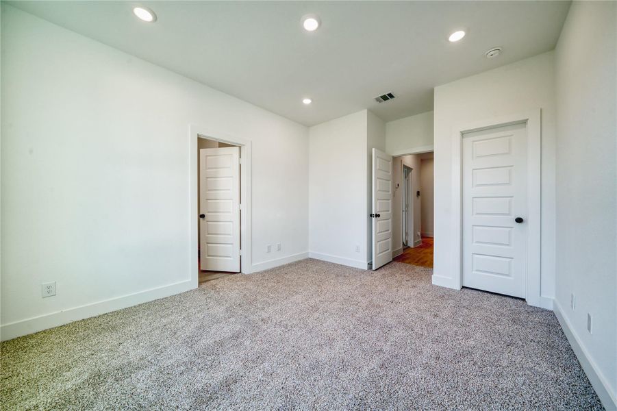 Spacious, unfurnished interior of a new home in , Houston (Image 15).