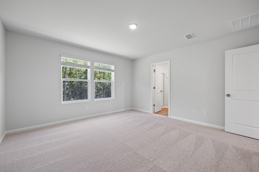 Spacious, unfurnished interior of a new home in Bradford Pointe, Summerville (Image 14).