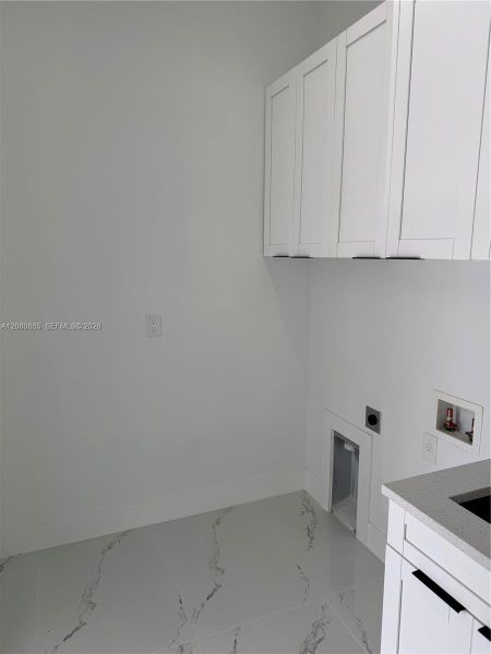 Spacious, unfurnished interior of a new home in , Lehigh Acres (Image 14).