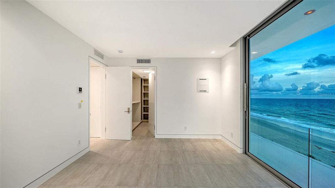 Spacious, unfurnished interior of a new home in , Longboat Key (Image 35).