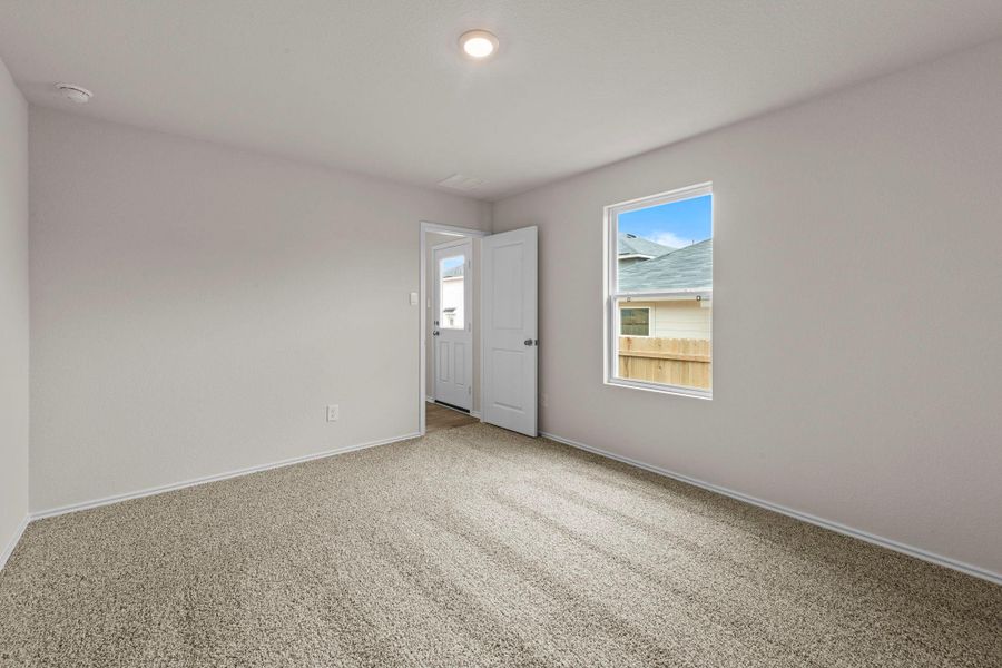 Spacious, unfurnished interior of a new home in Sunset Oaks, Maxwell (Image 16).