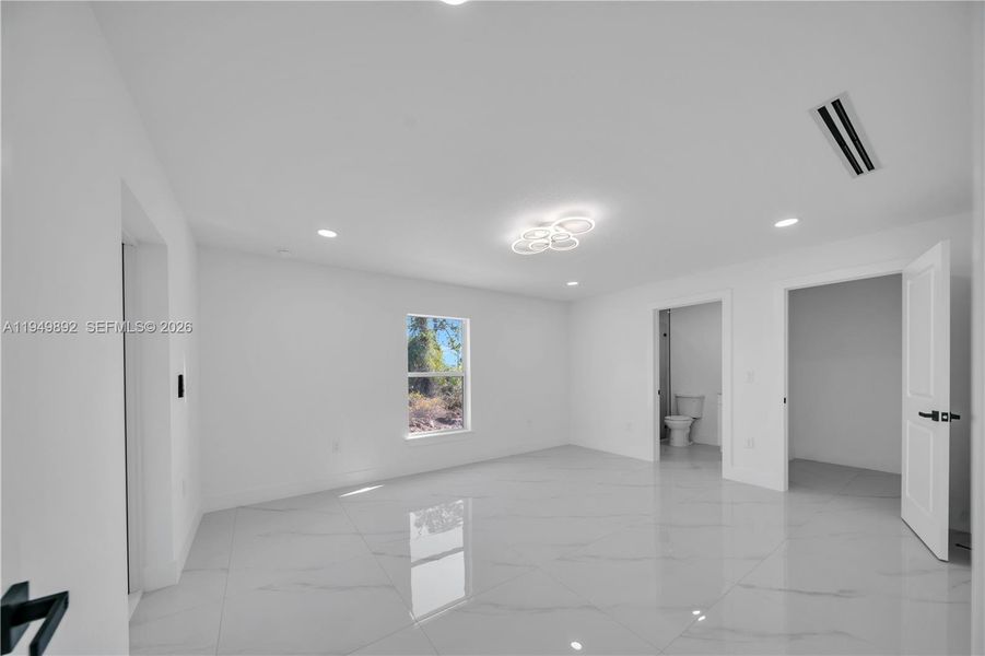 Spacious, unfurnished interior of a new home in , Lehigh Acres (Image 10).